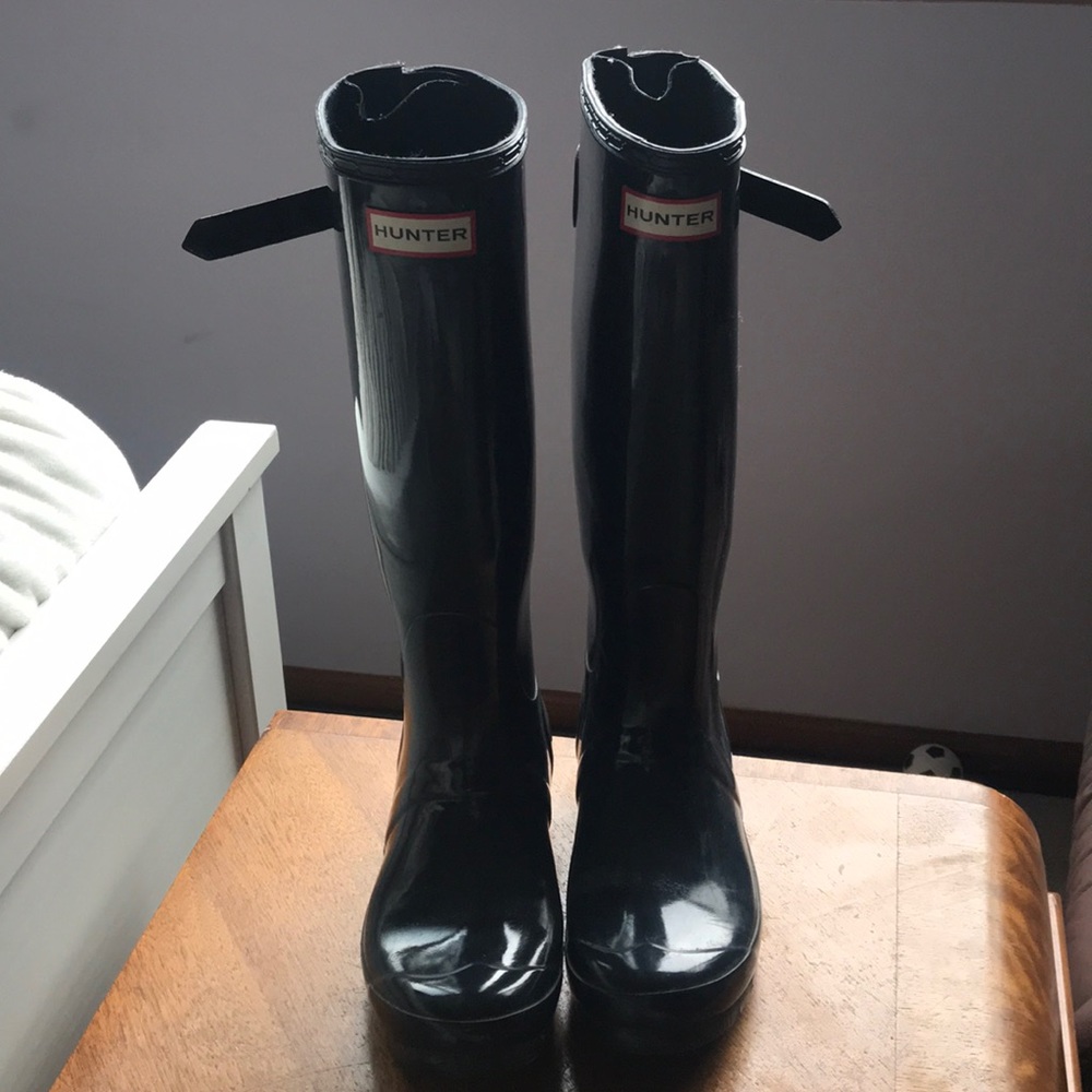 Dark navy blue tall Hunter boots